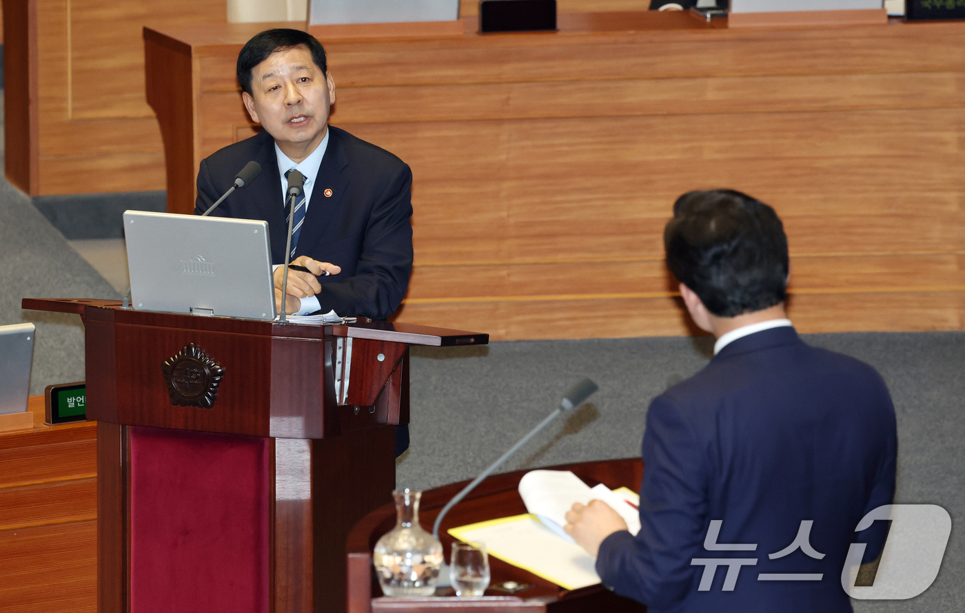 (서울=뉴스1) 이승배 기자 = 10일 서울 여의도 국회에서 열린 제432회국회(임시회) 경제에 관한 대정부 질문에서 구윤철 경제부총리 겸 재정경제부 장관이 질의에 답변하고 있다. …