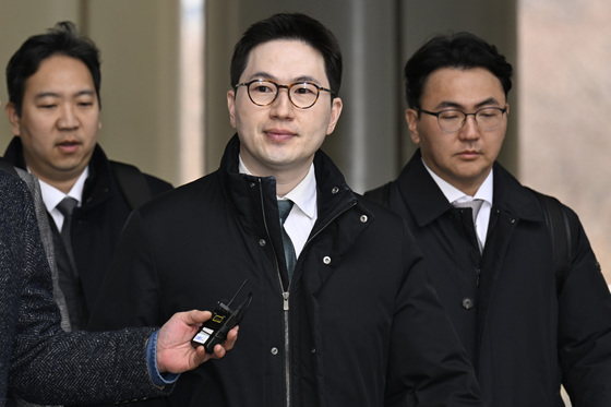 취재진 바라보는 이원모 전 비서관