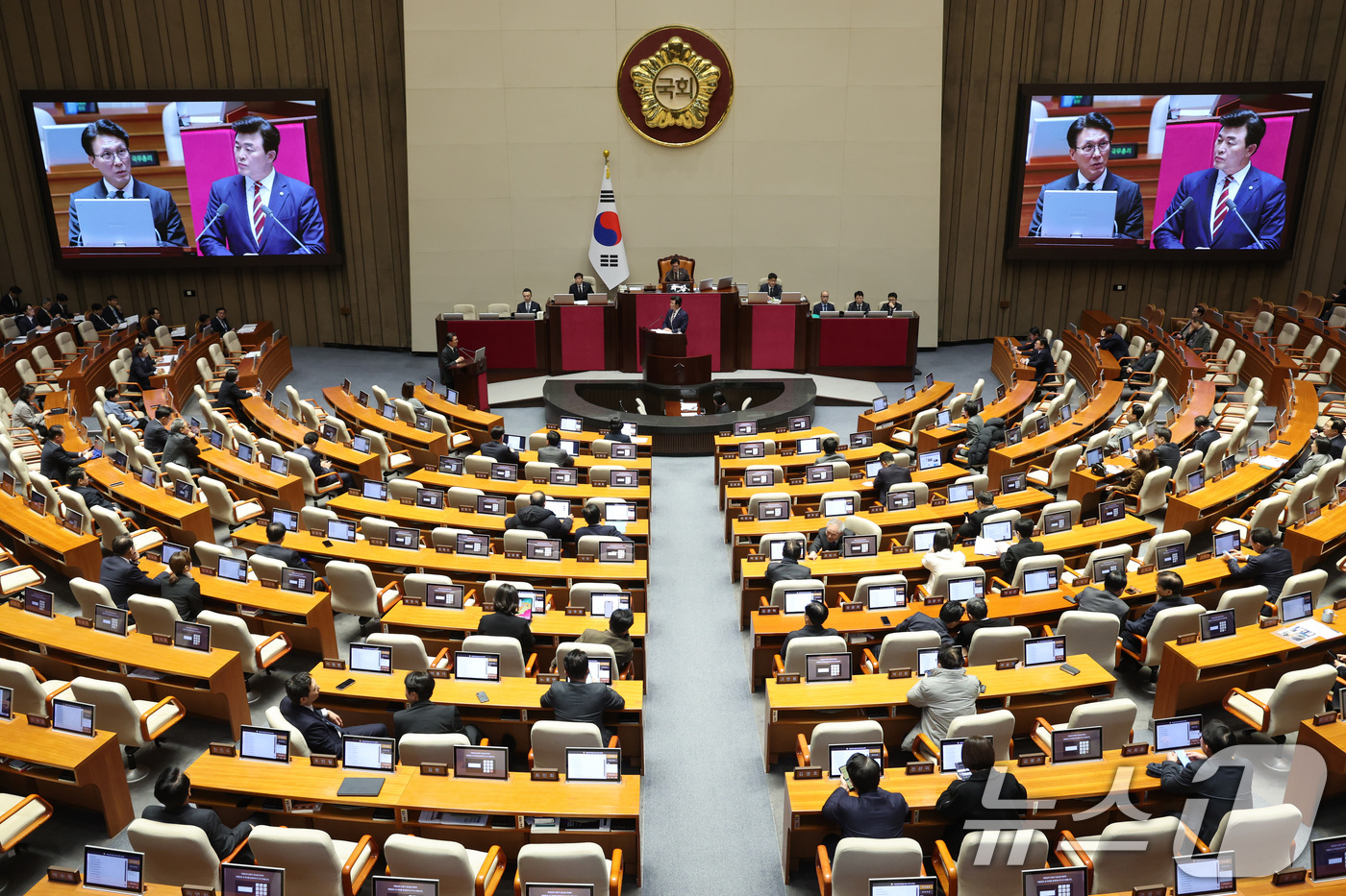 (서울=뉴스1) 신웅수 기자 = 김민석 국무총리가 10일 서울 여의도 국회에서 열린 제432회국회(임시회) 제5차 본회의에서 윤영석 국민의힘 의원의 경제에 관한 질문에 답변하고 있 …