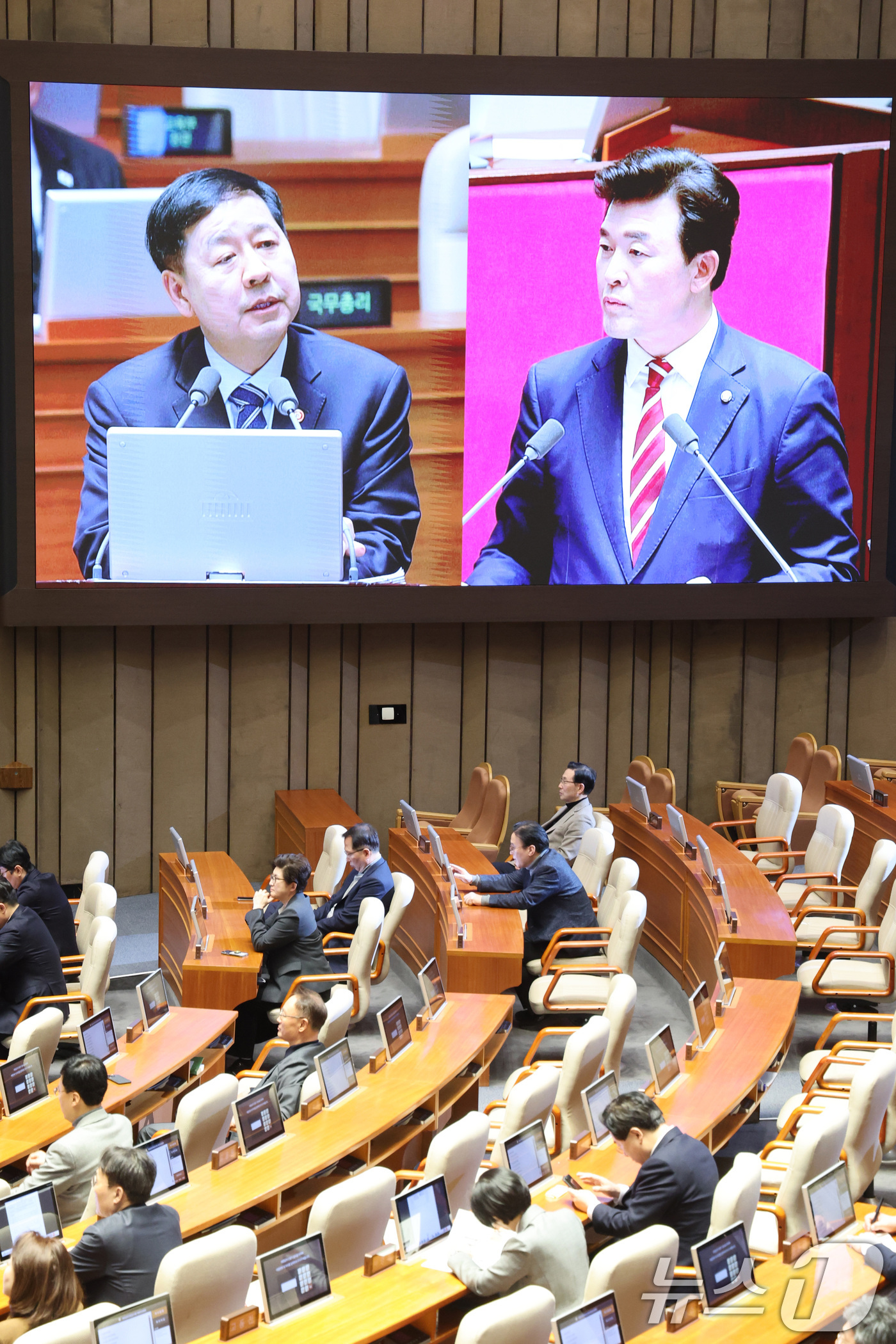 (서울=뉴스1) 신웅수 기자 = 구윤철 경제부총리 겸 재정경제부 장관이 10일 서울 여의도 국회에서 열린 제432회국회(임시회) 제5차 본회의에서 윤영석 국민의힘 의원의 경제에 관 …