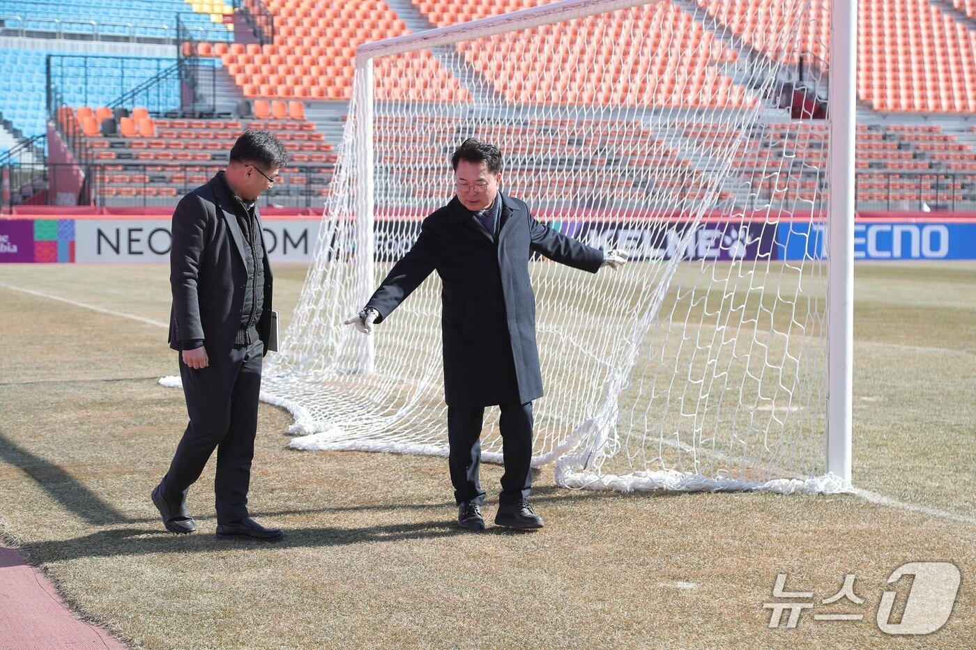 본문 이미지 - 육동한 춘천시장이 지난 9일 춘천 송암스포츠타운 주 경기자를 찾아 잔디와 안전상황 등을 점검하고 있다.(춘천시 제공, 재판매 및 DB금지)