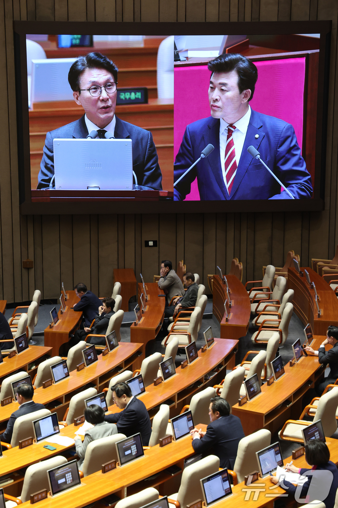 (서울=뉴스1) 신웅수 기자 = 김민석 국무총리가 10일 서울 여의도 국회에서 열린 제432회국회(임시회) 제5차 본회의에서 윤영석 국민의힘 의원의 경제에 관한 질문에 답변하고 있 …