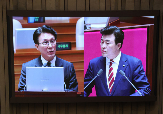 경제에 관한 질문 답변하는 김민석 총리