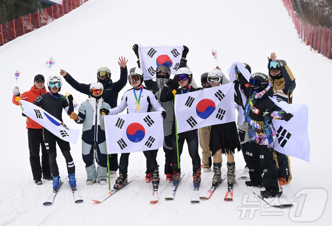 (서울=뉴스1) = 10일 오전 경기 광주 곤지암리조트 스키장에서 동계스포츠의 열기를 응원하기 위해  다양한 동계스포츠 종목 선수로 분장한 스키어들이 일반 스키·보더와 함께 응원 …