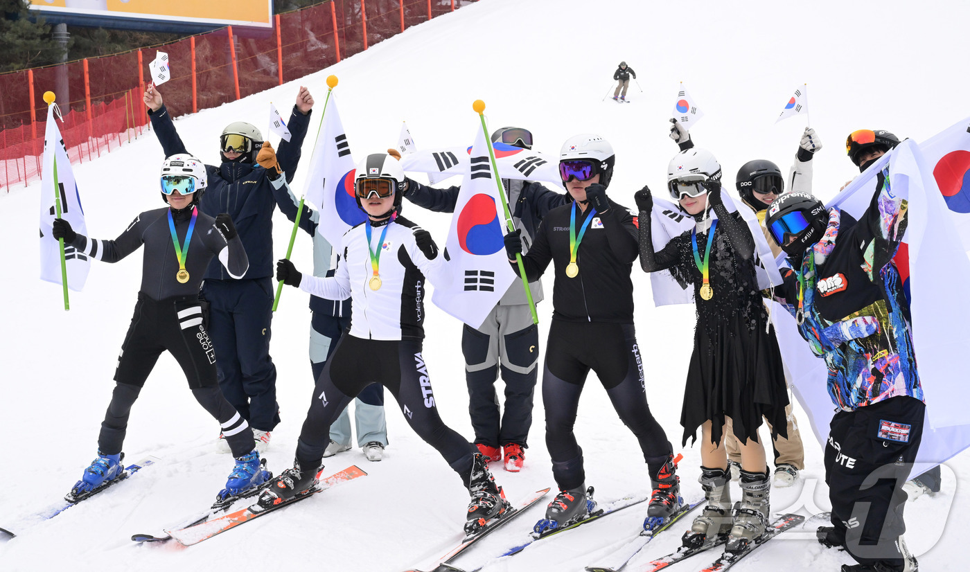 (서울=뉴스1) = 10일 오전 경기 광주 곤지암리조트 스키장에서 동계스포츠의 열기를 응원하기 위해  다양한 동계스포츠 종목 선수로 분장한 스키어들이 일반 스키·보더와 함께 응원 …