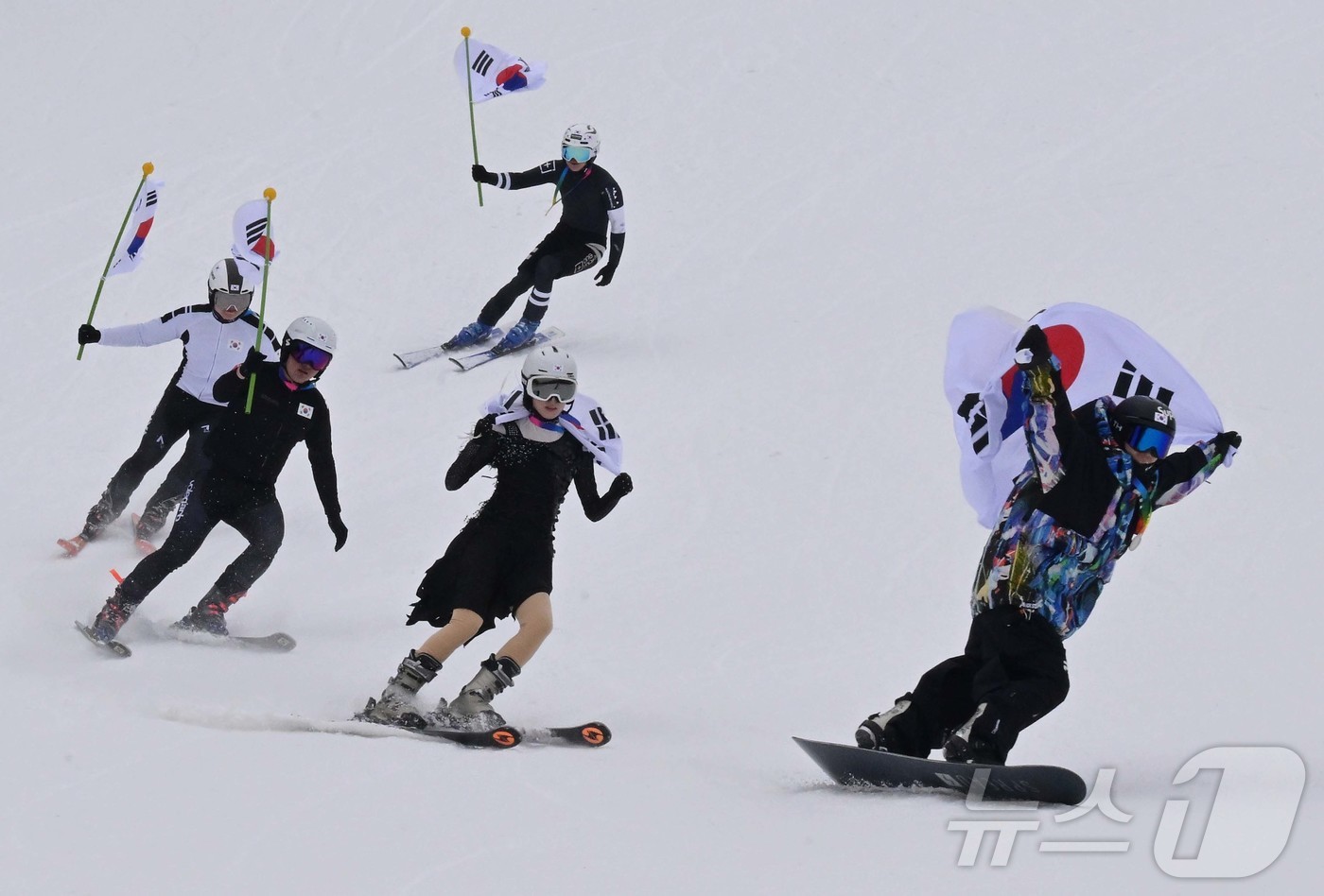 (서울=뉴스1) = 10일 오전 경기 광주 곤지암리조트 스키장에서 동계스포츠의 열기를 응원하기 위해  다양한 동계스포츠 종목 선수로 분장한 스키어들이 일반 스키·보더와 함께 응원 …