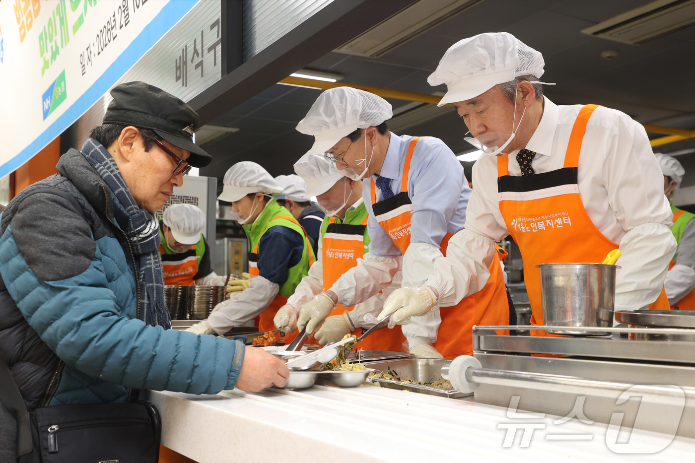 (서울=뉴스1) = 강호동 농협중앙회장(오른쪽)과 강태영 농협은행장(오른쪽 두 번째)이 10일 서울 종로구 서울노인복지센터에서 열린' 따뜻한 동행·행복한 나눔' 행사에서 농협봉사단 …