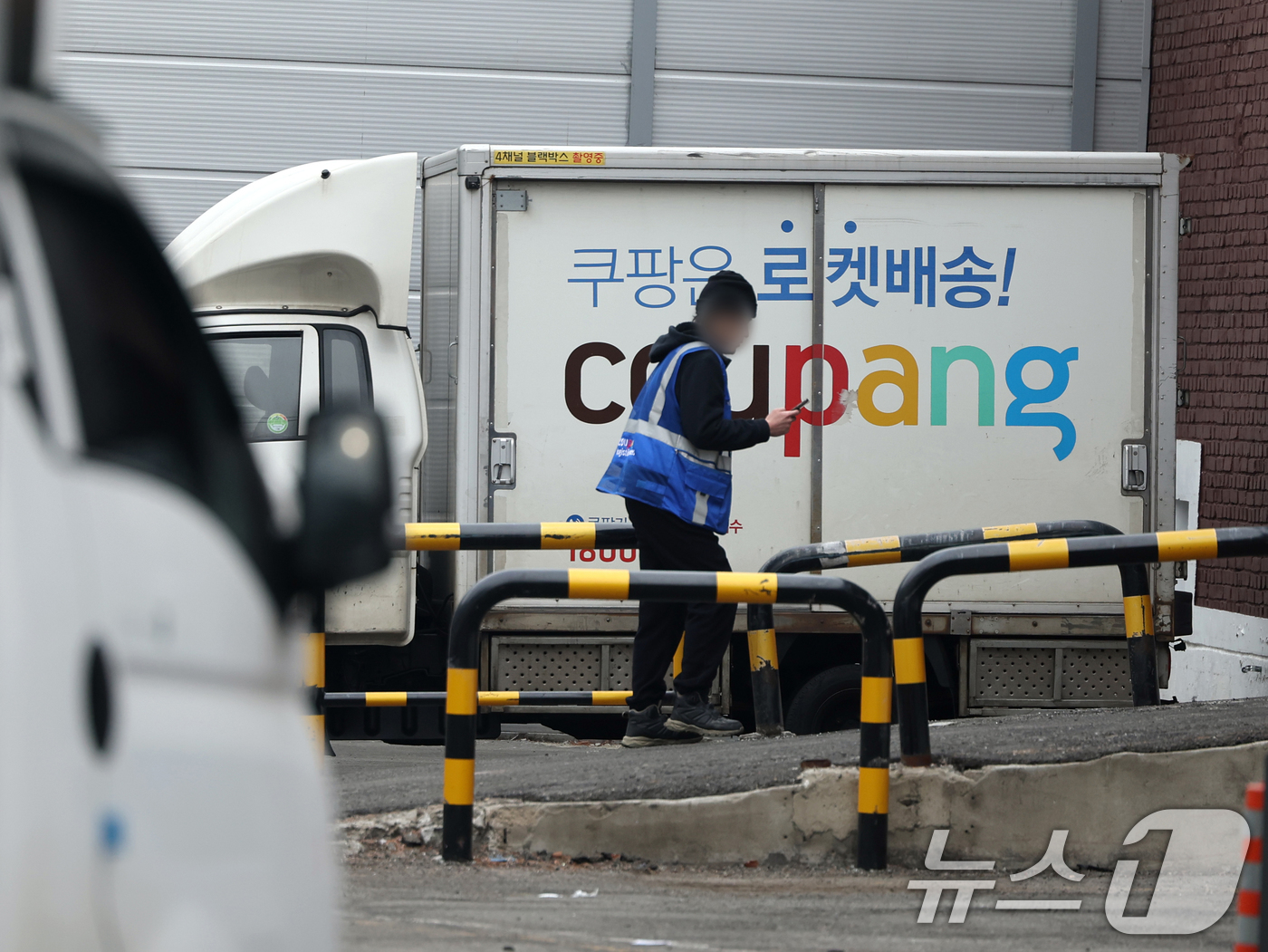 (서울=뉴스1) 황기선 기자 = 10일 서울 시내 쿠팡 물류센터에서 직원이 발걸음을 옮기고 있다.과학기술정보통신부는 이날 쿠팡 침해사고에 대한 민관합동조사단 조사 결과를 발표했다. …