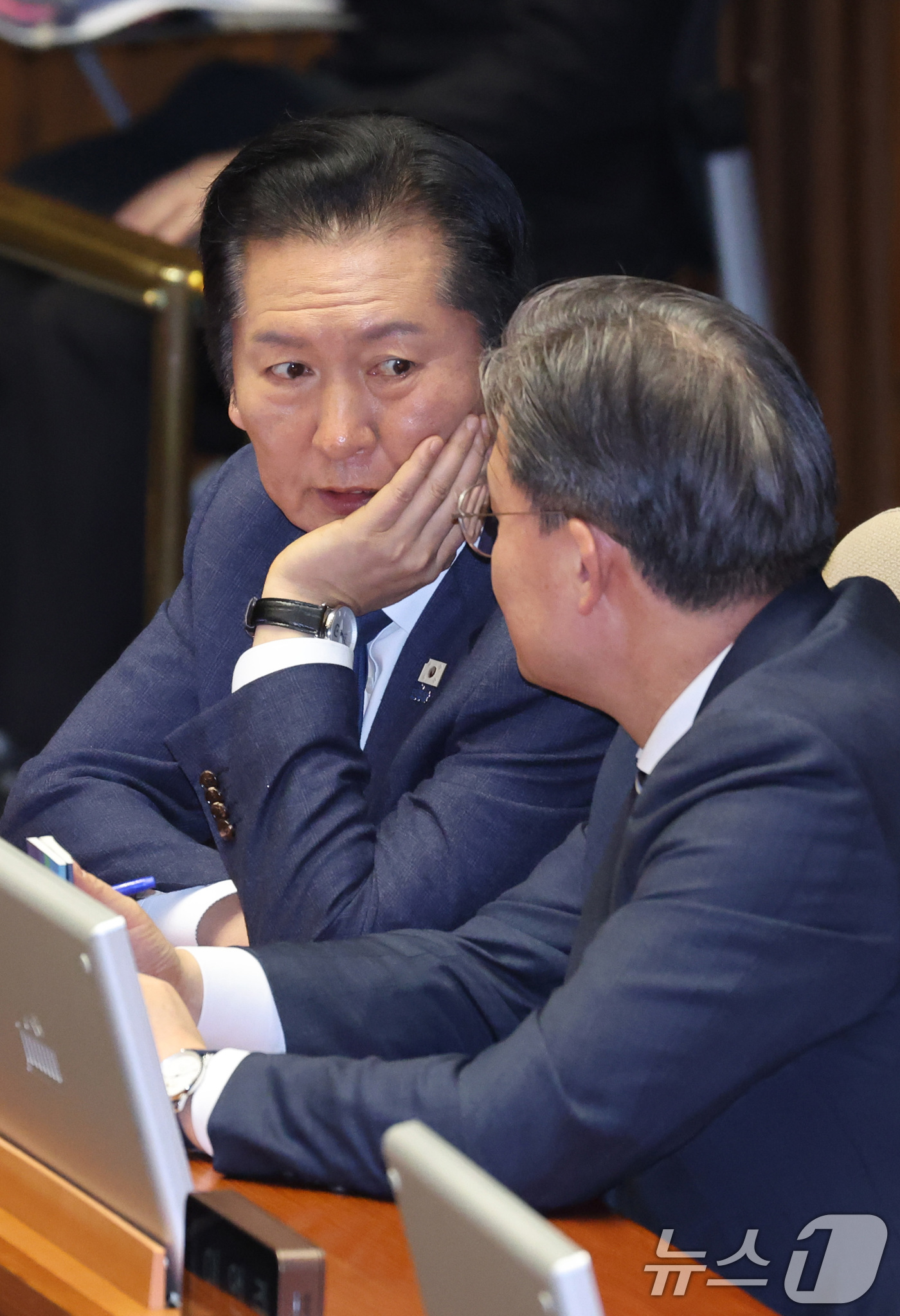 (서울=뉴스1) 신웅수 기자 = 정청래 더불어민주당 대표가 10일 서울 여의도 국회에서 열린 제432회국회(임시회) 제5차 본회의에서 이연희 의원과 대화하고 있다. 2026.2.1 …