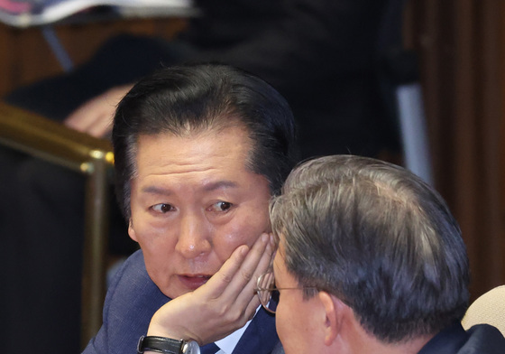 대화 나누는 정청래 대표