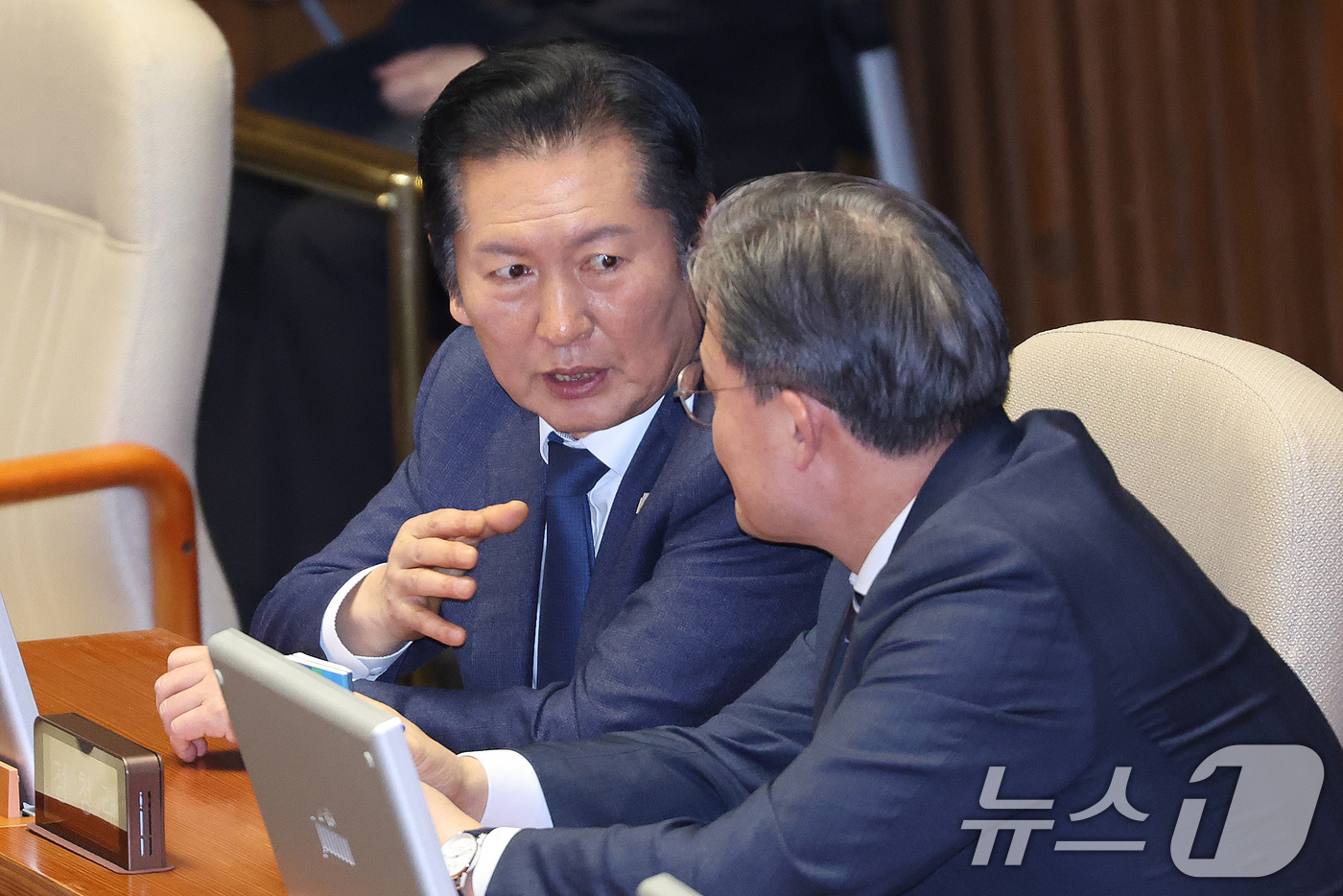 (서울=뉴스1) 신웅수 기자 = 정청래 더불어민주당 대표가 10일 서울 여의도 국회에서 열린 제432회국회(임시회) 제5차 본회의에서 이연희 의원과 대화하고 있다. 2026.2.1 …