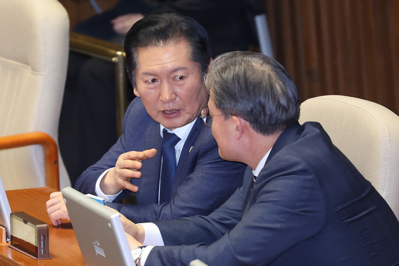 본회의장 대화하는 정청래 대표