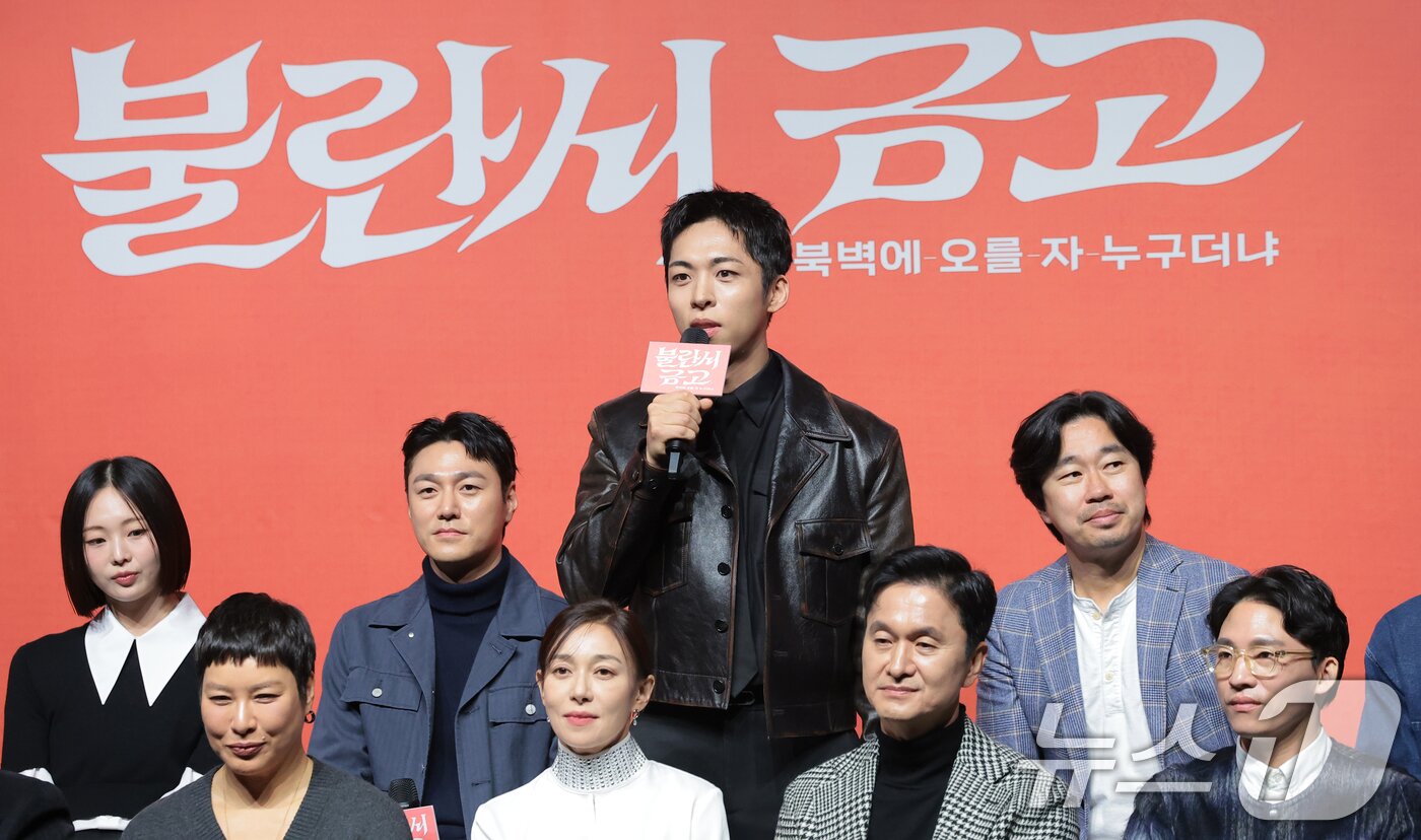 본문 이미지 - 배우 주종혁이 10일 서울 종로구 NOL 서경스퀘어에서 열린 연극 '불란서 금고 - 북벽에 오를 자 누구더냐' 제작발표회에 참석해 인사말을 하고 있다. '불란서 금고'는 은행 건물 지하의 쇠창살 안 금고를 열기 위해 모인 다섯 사람이 금고 안에 든 것을 모두 다르게 알고 있었다는 사실을 알게 되며 벌어지는 일을 담은 작품이다. 2026.2.10 ⓒ 뉴스1 권현진 기자