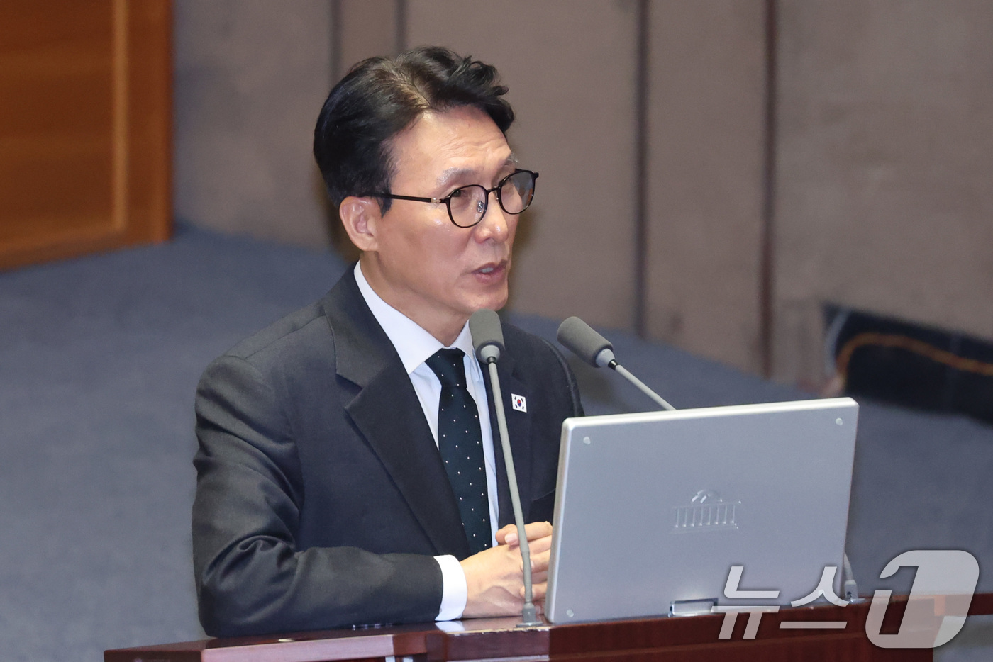 (서울=뉴스1) 신웅수 기자 = 김민석 국무총리가 10일 서울 여의도 국회에서 열린 제432회국회(임시회) 제5차 본회의에서 경제에 관한 질문에 답변하고 있다. 2026.2.10/ …