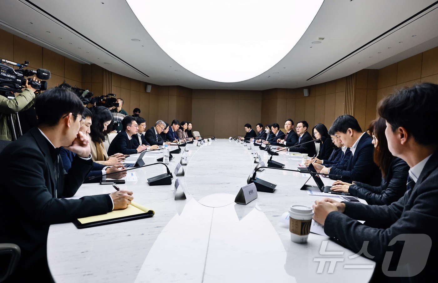 (서울=뉴스1) = 여한구 산업통상부 통상교섭본부장이 10일 오후 서울 중구 대한상공회의소 EC룸에서 열린 제54차 통상추진위원회를 주재하고 있다. (산업통상부 제공. 재판매 및 …