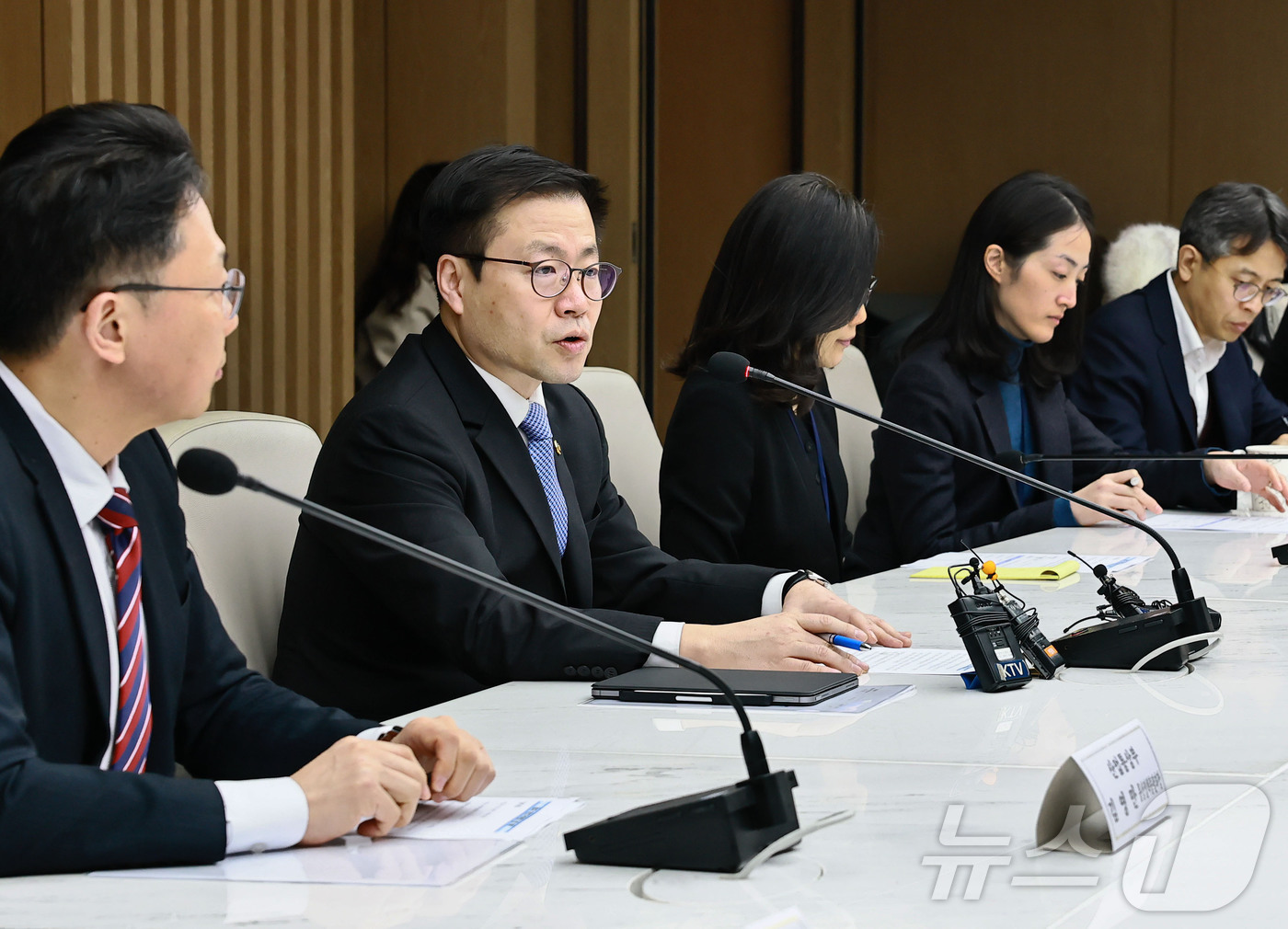 (서울=뉴스1) = 여한구 산업통상부 통상교섭본부장이 10일 오후 서울 중구 대한상공회의소 EC룸에서 열린 제54차 통상추진위원회를 주재하고 있다. (산업통상부 제공. 재판매 및 …