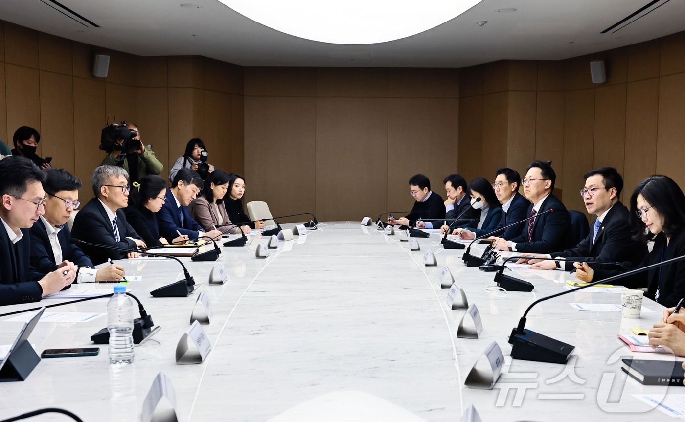 (서울=뉴스1) = 여한구 산업통상부 통상교섭본부장이 10일 오후 서울 중구 대한상공회의소 EC룸에서 열린 제54차 통상추진위원회를 주재하고 있다. (산업통상부 제공. 재판매 및 …