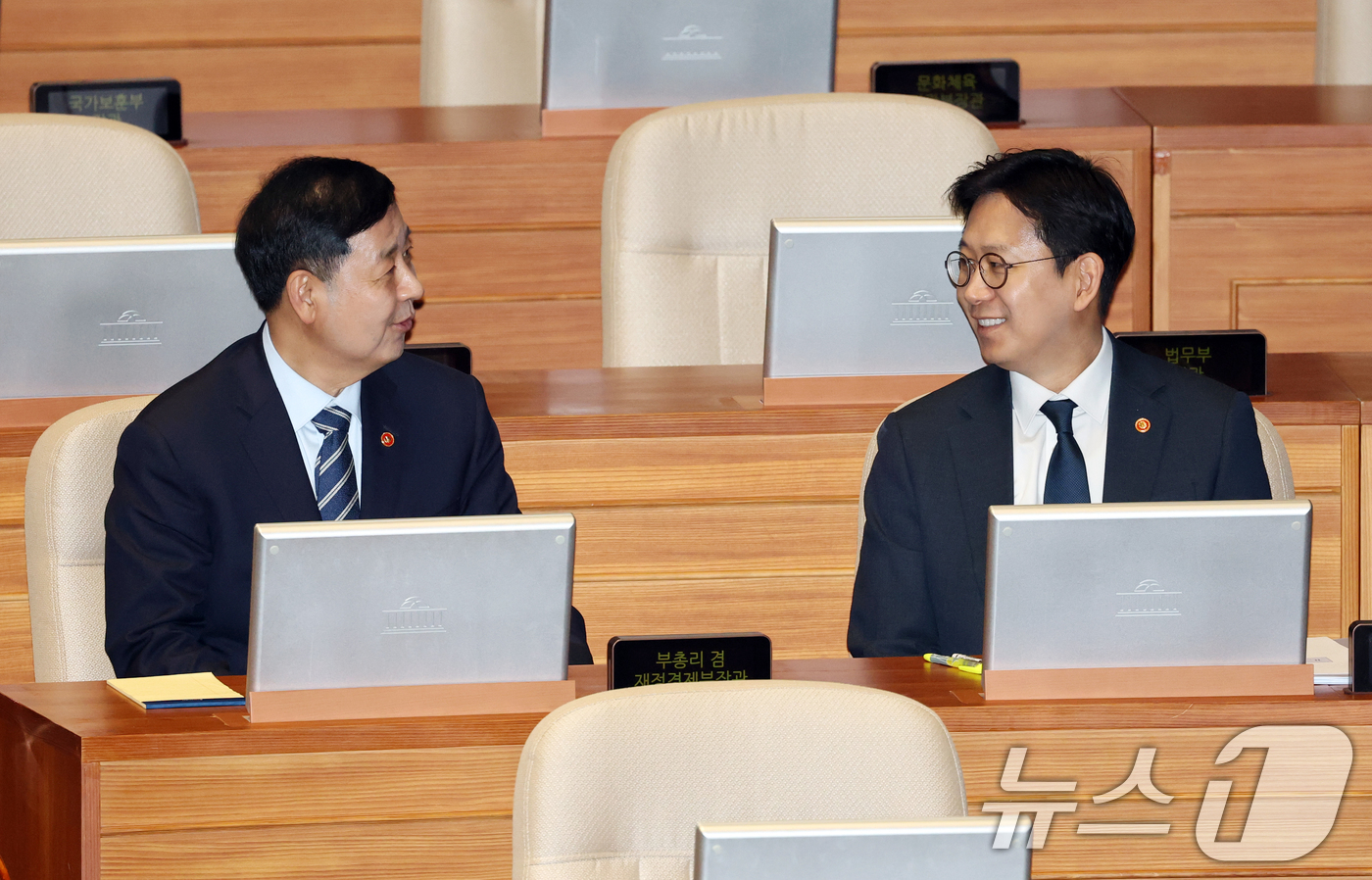 (서울=뉴스1) 이승배 기자 = 10일 서울 여의도 국회에서 열린 제432회국회(임시회) 경제에 관한 대정부 질문에서 구윤철 부총리 겸 재정경제부 장관과 배경훈 부총리 겸 과학기술 …