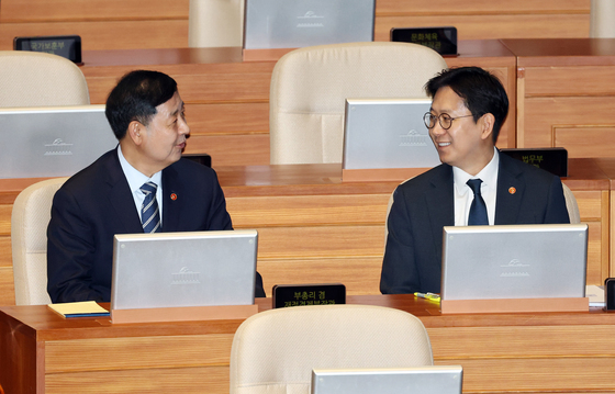 대화 나누는 두 부총리