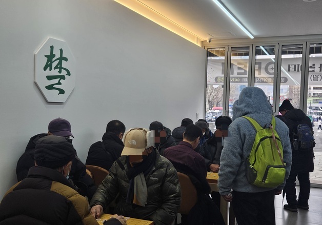 실내에 부활한 탑골 장기판…"공원보다 낫네" 노인들 '활짝'