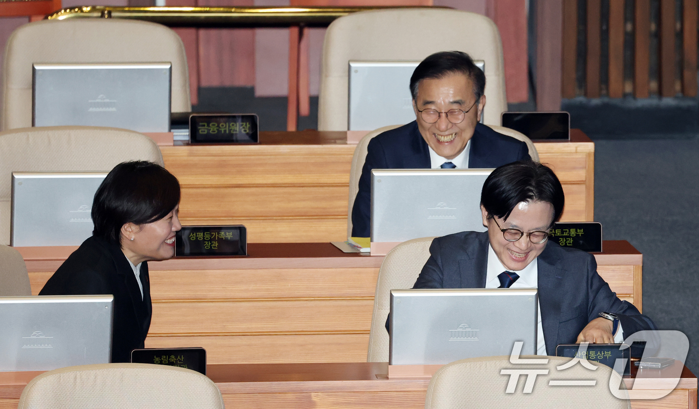 (서울=뉴스1) 이승배 기자 = 10일 서울 여의도 국회에서 열린 제432회국회(임시회) 경제에 관한 대정부 질문에서 김정관 산업통상자원부, 김윤덕 국토교통부, 송미령 농림축산식품 …
