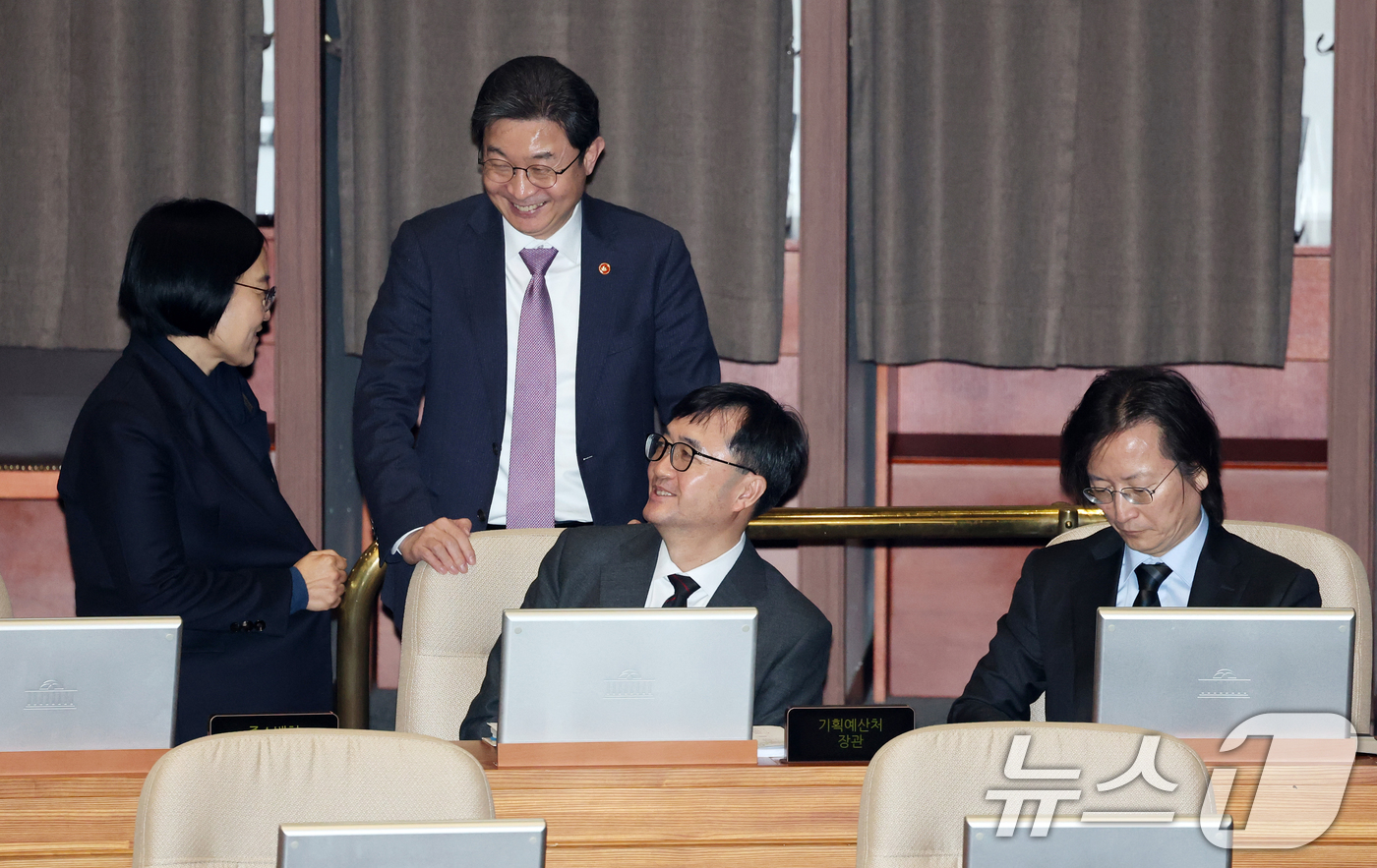 (서울=뉴스1) 이승배 기자 = 10일 서울 여의도 국회에서 열린 제432회국회(임시회) 경제에 관한 대정부 질문에서 이억원 금융위원장, 한성숙 중소벤처기업부 장관, 임기근 기획예 …