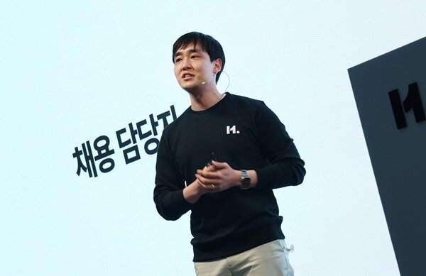 본문 이미지 - 한용호 기획 총괄이 '에이치닷 채용 에이전트'를 공개하고 있다. 사진=마이다스그룹 제공