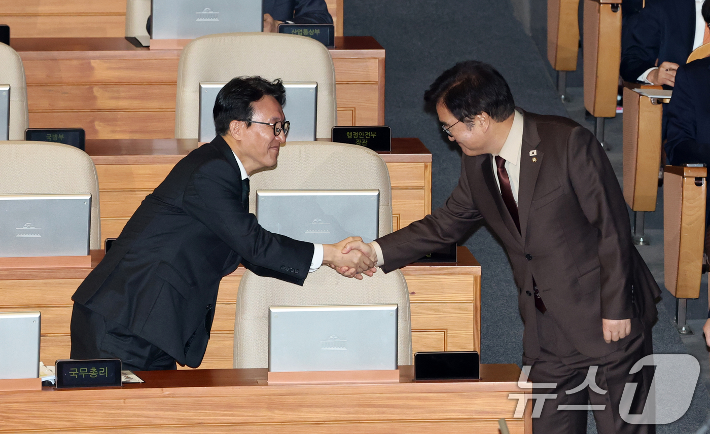 (서울=뉴스1) 이승배 기자 = 10일 서울 여의도 국회에서 열린 제432회국회(임시회) 경제에 관한 대정부 질문에서 우원식 국회의장과 김민석 국무총리가 악수하고 있다. 2026. …