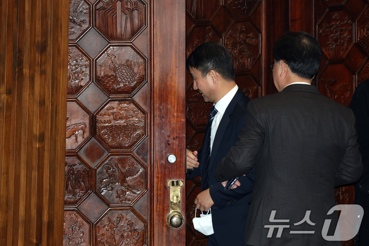 (서울=뉴스1) 이승배 기자 = 10일 서울 여의도 국회에서 열린 제432회국회(임시회) 경제에 관한 대정부 질문에서 한병도 더불어민주당 원내대표와 송언석 국민의힘 원내대표가 회의 …