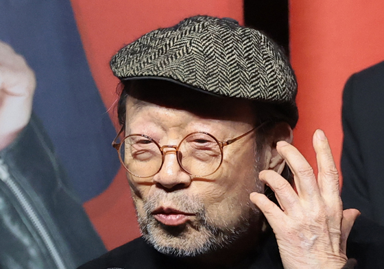 취재진 질문에 답하는 신구