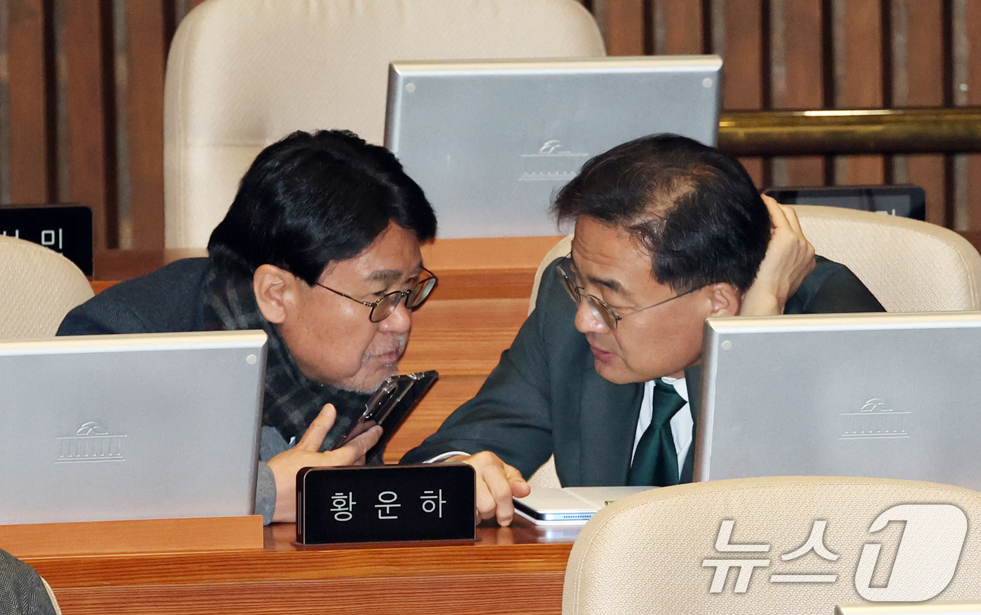 (서울=뉴스1) 이승배 기자 = 10일 서울 여의도 국회에서 열린 제432회국회(임시회) 경제에 관한 대정부 질문에서 황운하 조국혁신당 의원과 신장식 의원이 대화하고 있다. 202 …