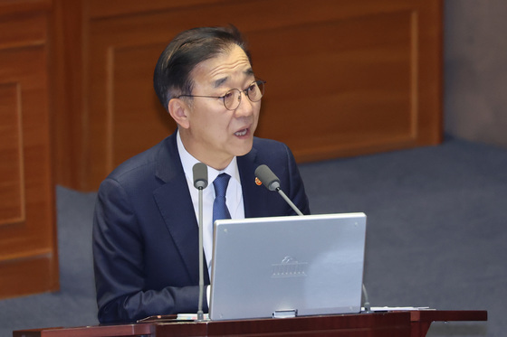 답변하는 김윤덕 장관