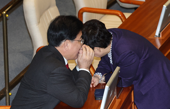 귀엣말 나누는 송언석·임이자