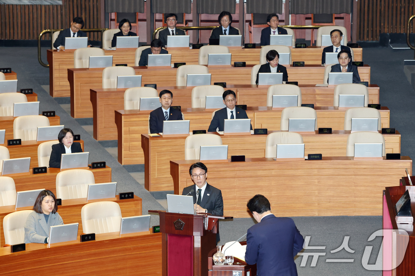 (서울=뉴스1) 이승배 기자 = 10일 서울 여의도 국회에서 열린 제432회국회(임시회) 경제에 관한 대정부 질문에서 김민석 국무총리가 질의에 답변하고 있다. 2026.2.10/뉴 …