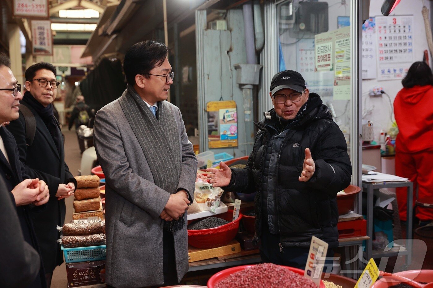 본문 이미지 - 이병권 중소벤처기업부 제2차관이 10일 전북 전주남부시장을 방문해 점포를 둘러보며 상인과 대화하고 있다. (중소벤처기업부 제공. 재판매 및 DB 금지) 2026.2.10 ⓒ 뉴스1
