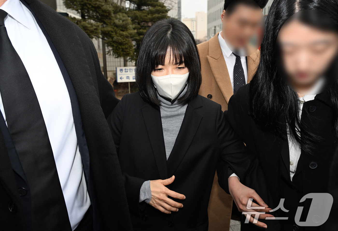 (서울=뉴스1) 최지환 기자 = 미공개 정보를 이용해 부당이득을 취득한 혐의로 기소된 구연경 LG복지재단 대표가 10일 오후 서울 양천구 서울남부지방법원에서 열린 자본시장법 위반 …