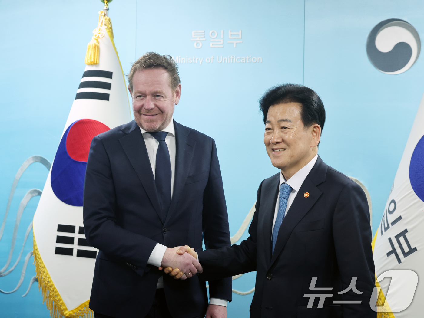 (서울=뉴스1) 황기선 기자 = 정동영 통일부 장관이 10일 오후 서울 종로구 정부서울청사에서 다비드 반 베일 네덜란드 외교장관과 면담 전 악수를 하고 있다.  2026.2.10/ …