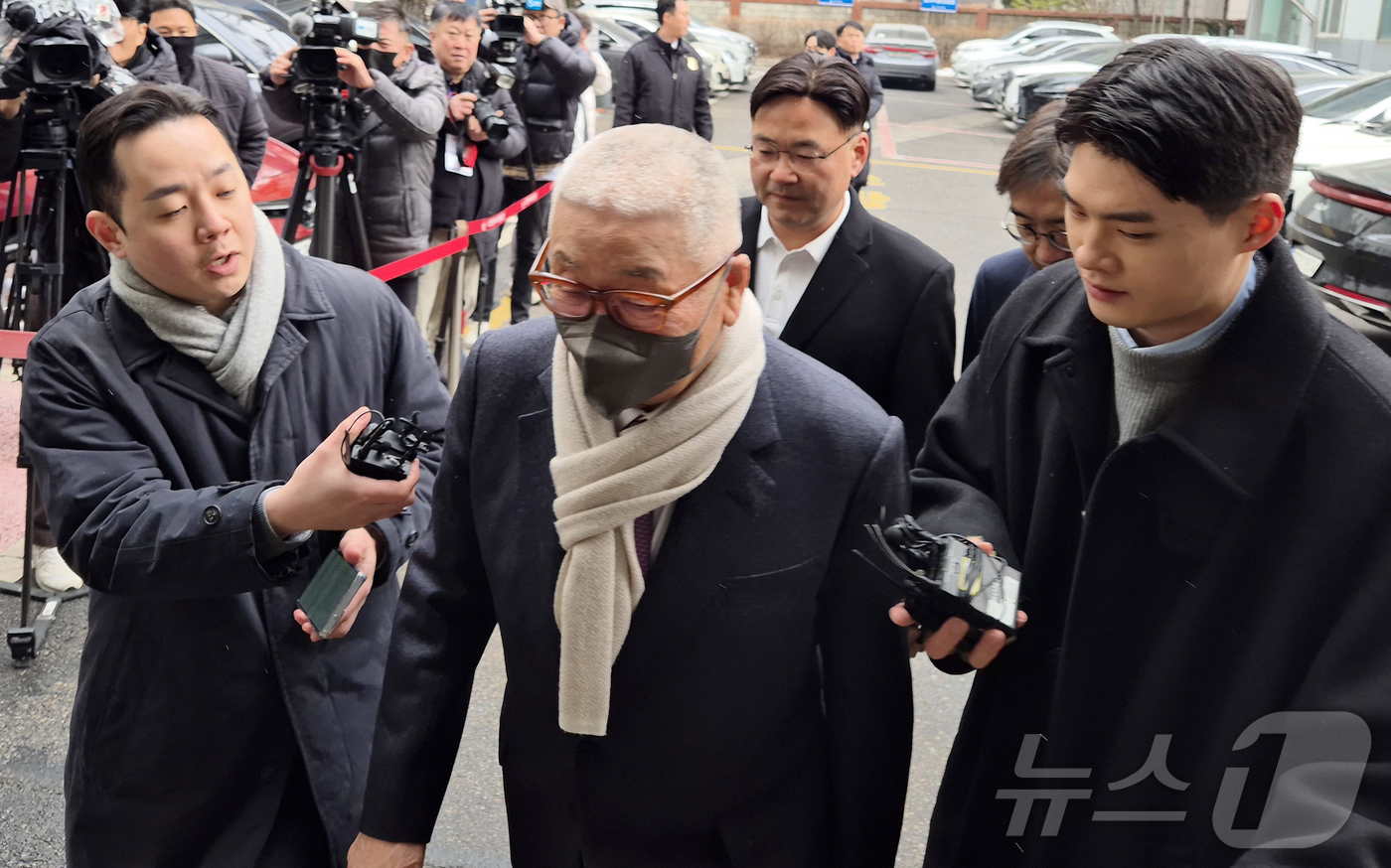 (의정부=뉴스1) 양희문 기자 = 정도원 삼표그룹 회장이 10일 경기 의정부지방법원에 출석하고 있다. 중대재해처벌법 위반 등 혐의로 불구속 기소된 정 회장은 이날 1심에서 무죄를 …