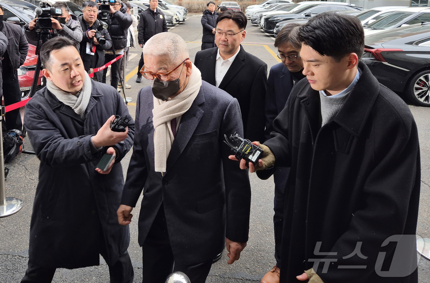 (의정부=뉴스1) 양희문 기자 = 정도원 삼표그룹 회장이 10일 경기 의정부지방법원에 출석하고 있다. 중대재해처벌법 위반 등 혐의로 불구속 기소된 정 회장은 이날 1심에서 무죄를 …