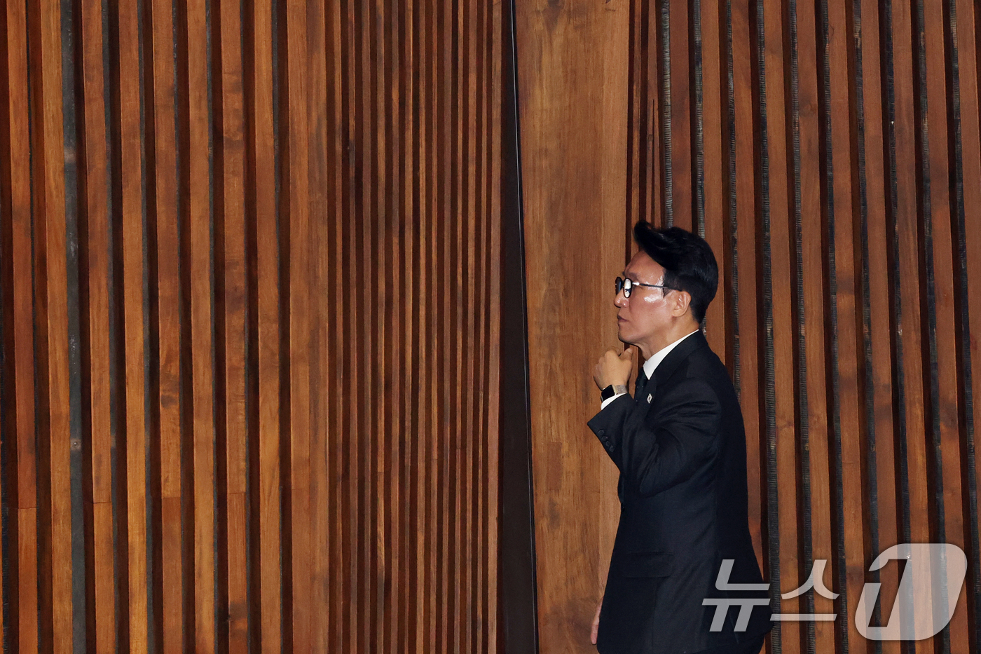 (서울=뉴스1) 이승배 기자 = 10일 서울 여의도 국회에서 열린 제432회국회(임시회) 경제에 관한 대정부 질문에서 김민석 국무총리가 회의장을 나서고 있다. 2026.2.10/뉴 …