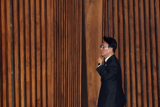 본회의장 나서는 김민석 국무총리