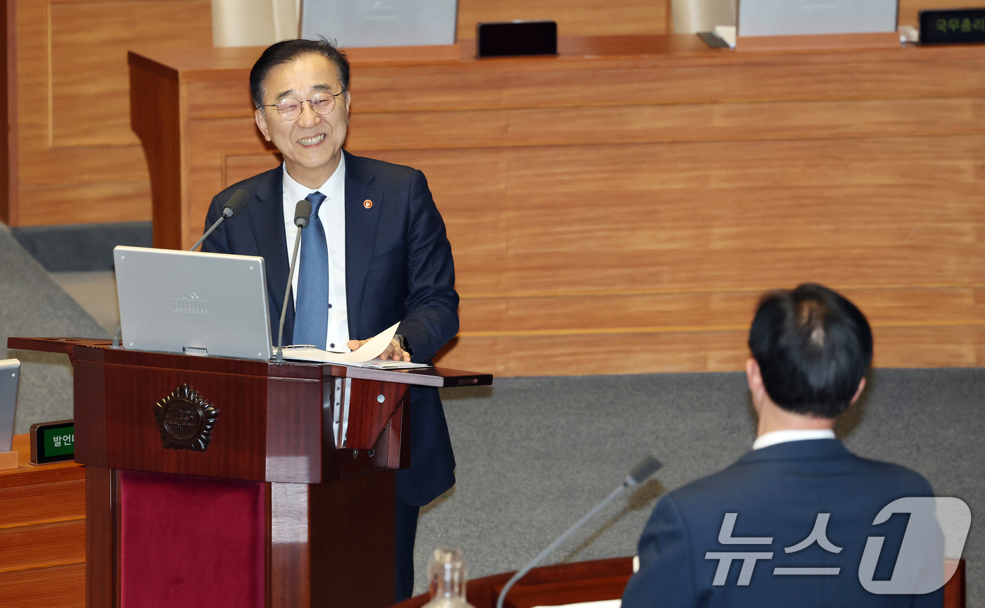 (서울=뉴스1) 이승배 기자 = 10일 서울 여의도 국회에서 열린 제432회국회(임시회) 경제에 관한 대정부 질문에서 김윤덕 국토교통부 장관이 질의에 웃음 짓고 있다. 2026.2 …