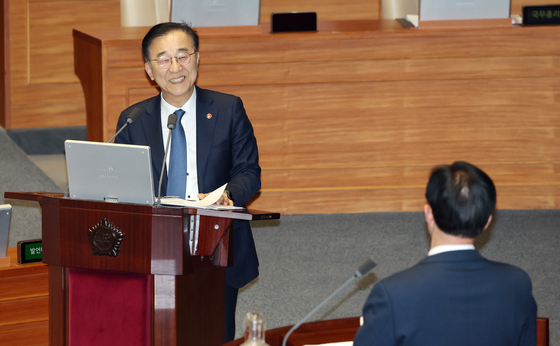 대정부질문 질의 듣는 김윤덕 국토교통부 장관