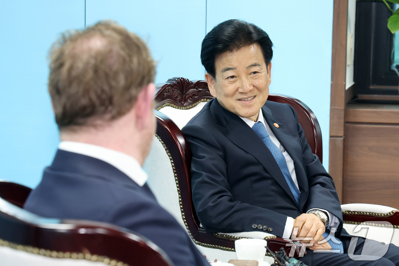 (서울=뉴스1) 황기선 기자 = 정동영 통일부 장관이 10일 오후 서울 종로구 정부서울청사에서 다비드 반 베일 네덜란드 외교장관과 면담을 하고 있다.  2026.2.10/뉴스1