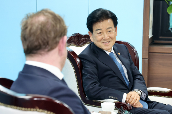 네덜란드 외교장관 면담하는 정동영 장관