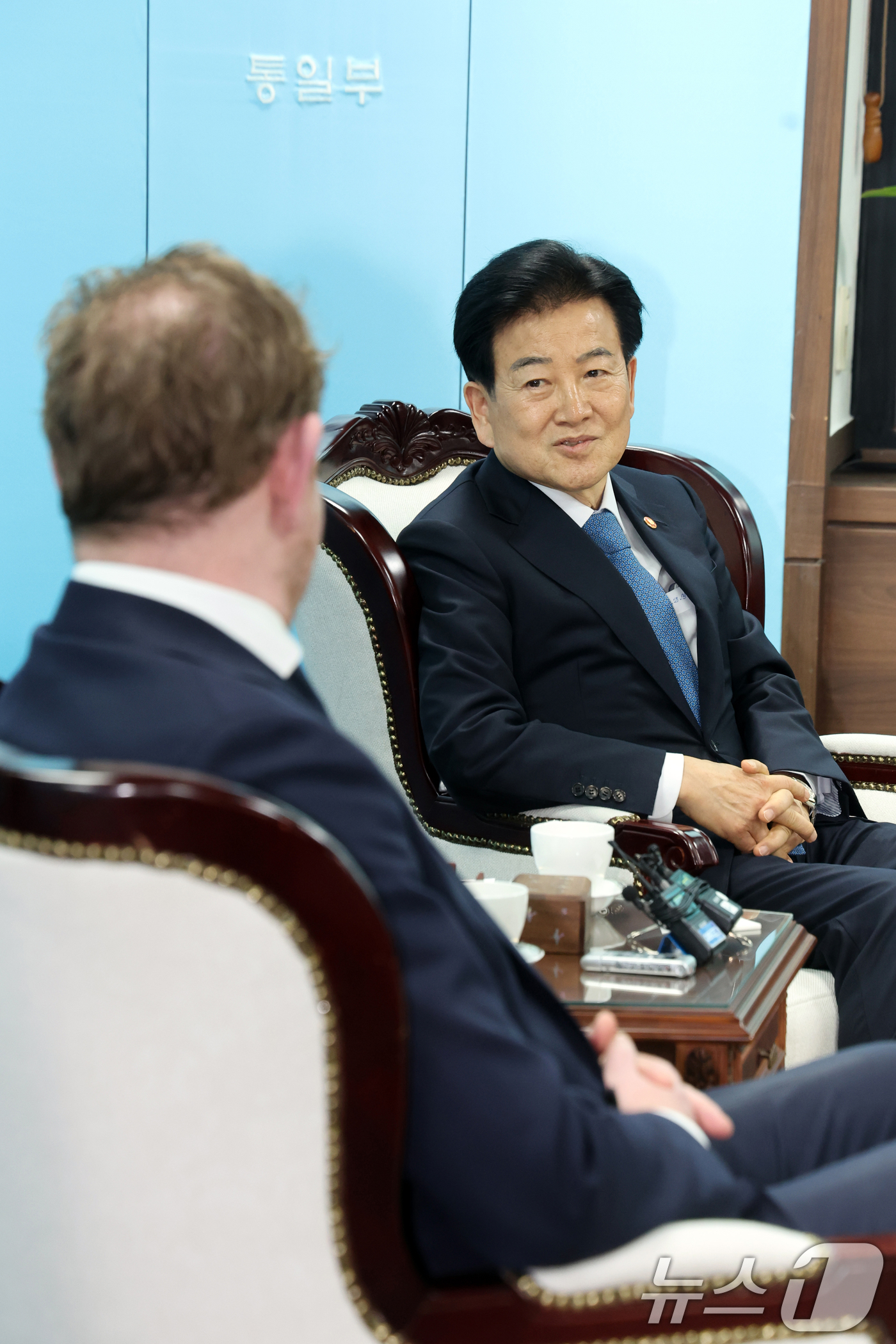 (서울=뉴스1) 황기선 기자 = 정동영 통일부 장관이 10일 오후 서울 종로구 정부서울청사에서 다비드 반 베일 네덜란드 외교장관과 면담을 하고 있다.  2026.2.10/뉴스1