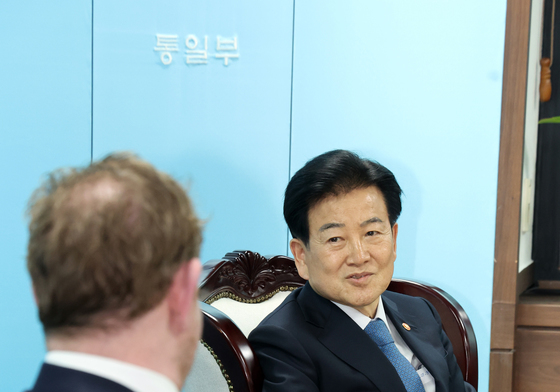 네덜란드 외교장관 면담하는 정동영 장관