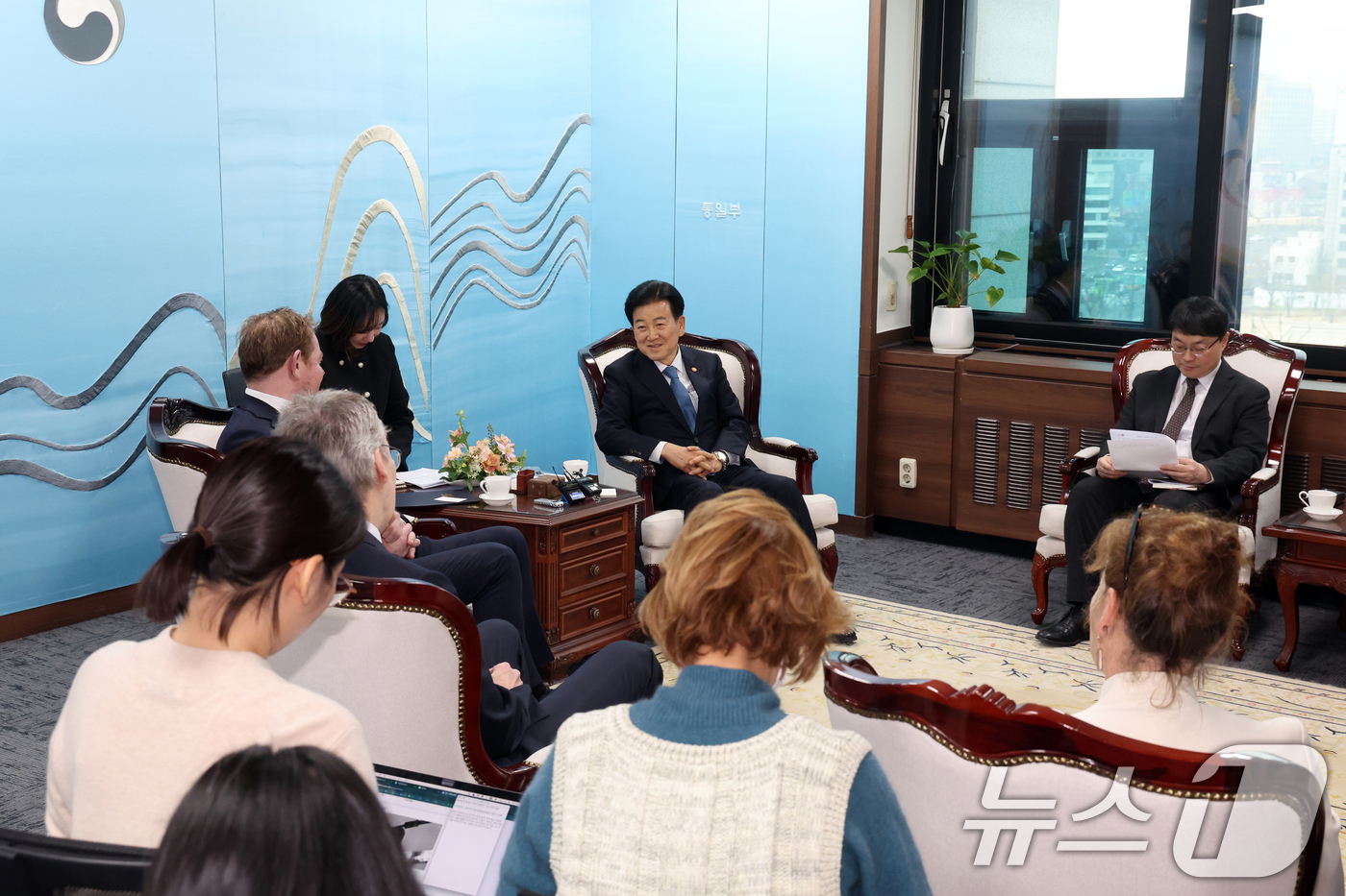 (서울=뉴스1) 황기선 기자 = 정동영 통일부 장관이 10일 오후 서울 종로구 정부서울청사에서 다비드 반 베일 네덜란드 외교장관과 면담을 하고 있다.  2026.2.10/뉴스1