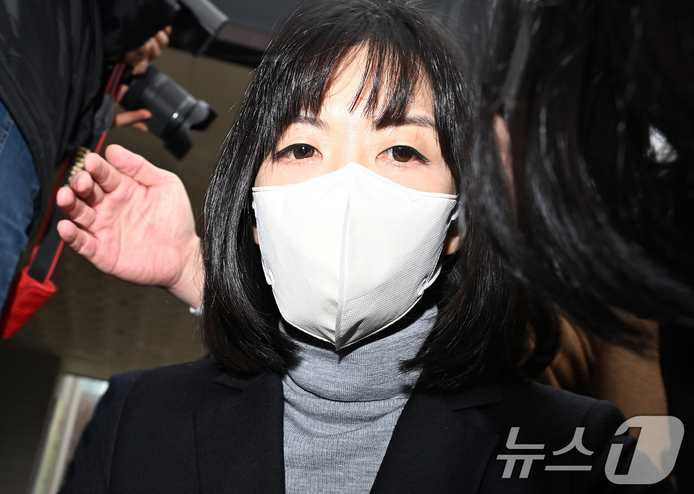 (서울=뉴스1) 최지환 기자 = 미공개 정보를 이용해 부당이득을 취득한 혐의로 기소된 구연경 LG복지재단 대표가 10일 오후 서울 양천구 서울남부지방법원에서 열린 자본시장법 위반 …