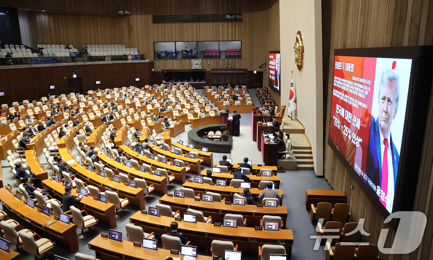 (서울=뉴스1) 이승배 기자 = 10일 서울 여의도 국회에서 열린 제432회국회(임시회) 경제에 관한 대정부 질문에서 윤영석 국민의힘 의원이 김민석 국무총리에게 질의하고 있다. 2 …